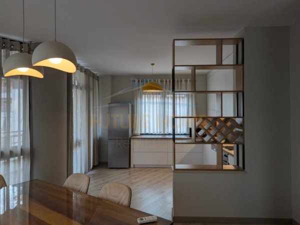 Tirane, jepet me qera apartament 3+1 Kati 5, 185 m² 2.490 € (LIQENI ARTIFICIAL)