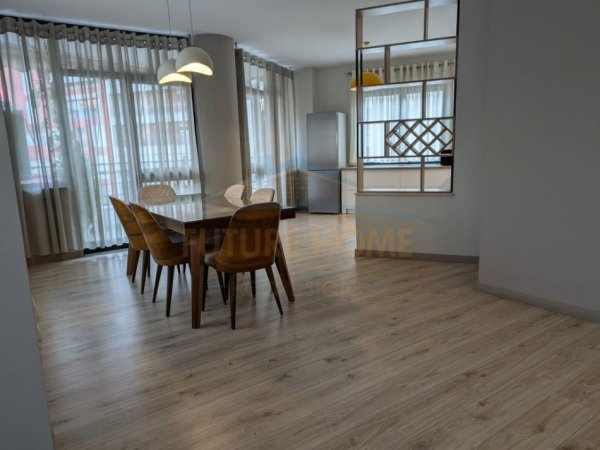 Tirane, jepet me qera apartament 3+1 Kati 5, 185 m² 2.490 € (LIQENI ARTIFICIAL)