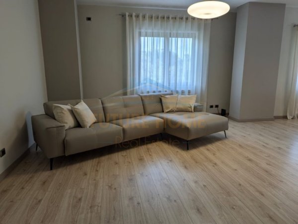 Tirane, jepet me qera apartament 3+1 Kati 5, 185 m² 2.490 € (LIQENI ARTIFICIAL)