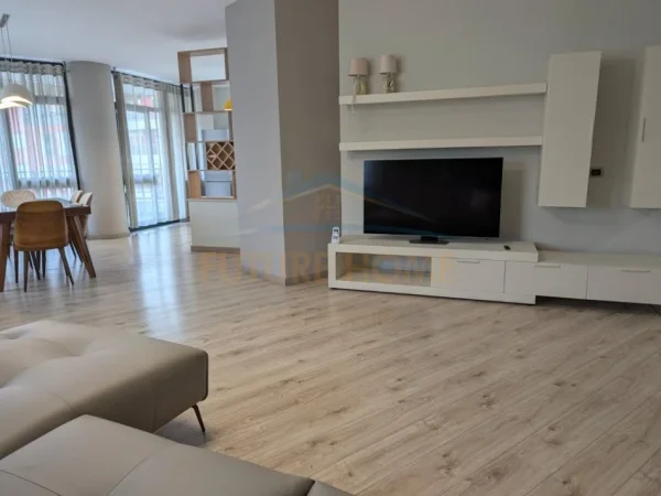 Tirane, jepet me qera apartament 3+1 Kati 5, 185 m² 2.490 € (LIQENI ARTIFICIAL)