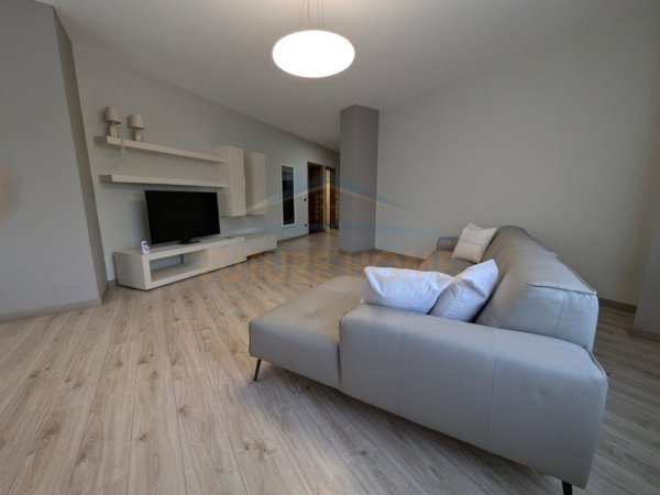 Tirane, jepet me qera apartament 3+1 Kati 5, 185 m² 2.490 € (LIQENI ARTIFICIAL)