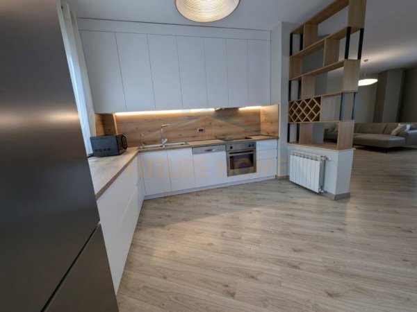 Tirane, jepet me qera apartament 3+1 Kati 5, 185 m² 2.490 € (LIQENI ARTIFICIAL)