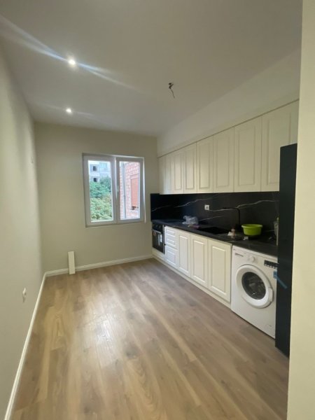 Jepet me Qera Apartament 1+1  Perballe Harry Fultz afer Zogut te Zi dhe Trenit , 650 €uro