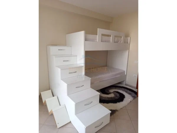 Tirane, jepet me qera apartament 2+1+Ballkon Kati 4, 110 m² 550 € 