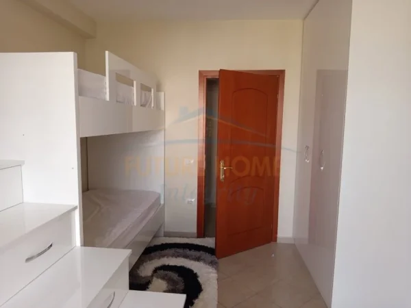 Tirane, jepet me qera apartament 2+1+Ballkon Kati 4, 110 m² 550 € 