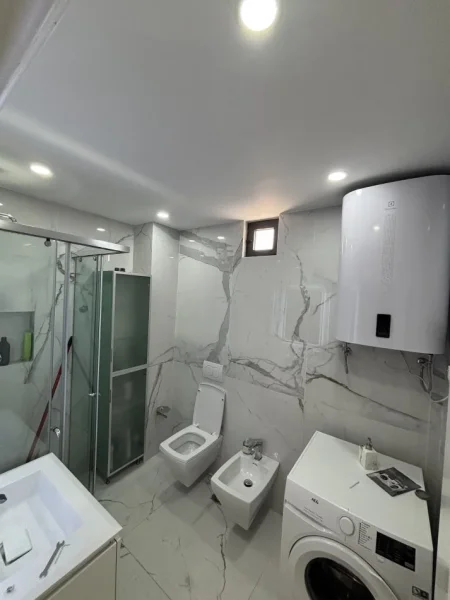 Tirane, jepet me qera apartament 2+1+Ballkon Kati 6, 90 m² 1.000 € (Rruga Petro Korcari)