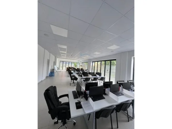 Tirane, jepet me qera ambjent biznesi Kati 0, 122 m² 2.000 € (Rruga Teodor Keko , Residenca Future Home)