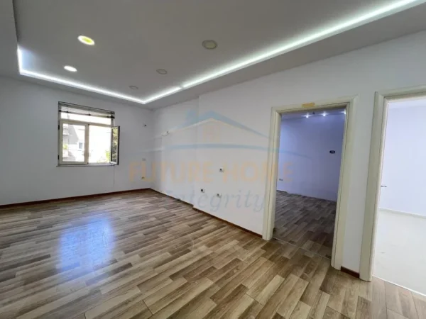 Tirane, jepet me qera apartament 2+1 Kati 4, 70 m² 700 € (Libri Universitar)