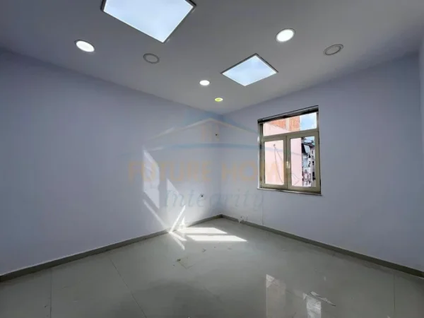 Tirane, jepet me qera apartament 2+1 Kati 4, 70 m² 700 € (Libri Universitar)