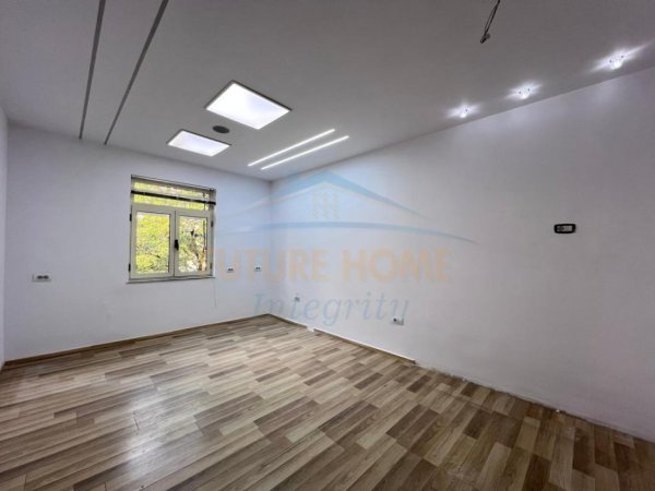Tirane, jepet me qera apartament 2+1 Kati 4, 70 m² 700 € (Libri Universitar)