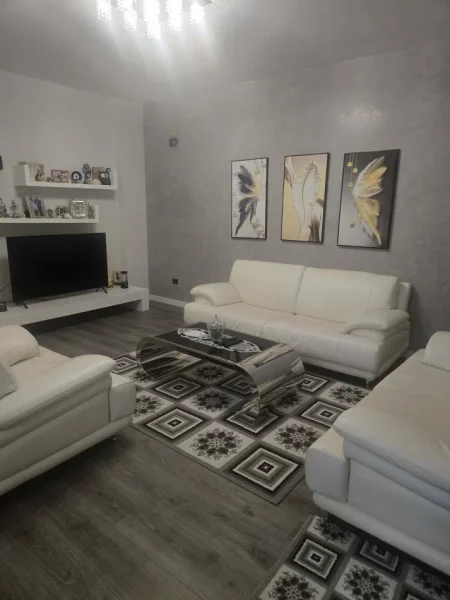 Tirane, jepet me qera apartament 2+1+Ballkon Kati 5, 94 m² 500 € (YZBERISHT)