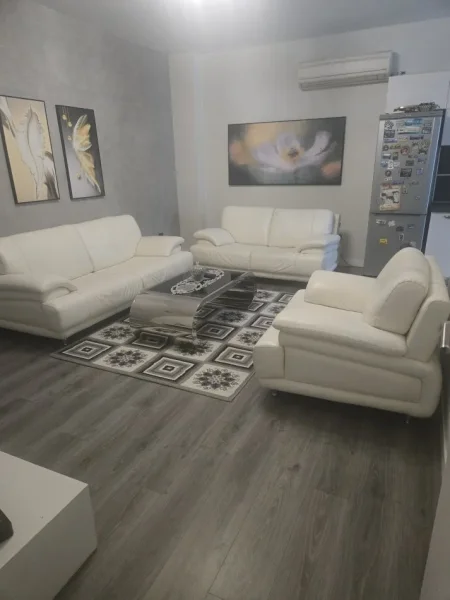 Tirane, jepet me qera apartament 2+1+Ballkon Kati 5, 94 m² 500 € (YZBERISHT)