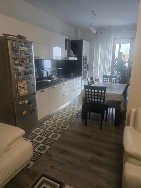 Tirane, jepet me qera apartament 2+1+Ballkon Kati 5, 94 m² 500 € (YZBERISHT)