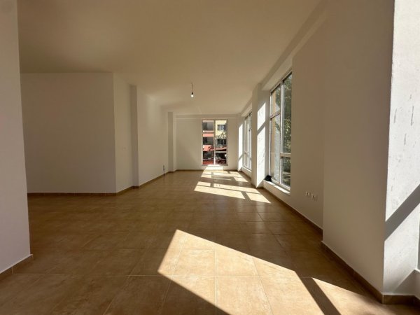 Tirane, jepet me qera ambjent biznesi Kati 3, 148 m² 2.500 € (Usluga, Stacioni i Trenit)