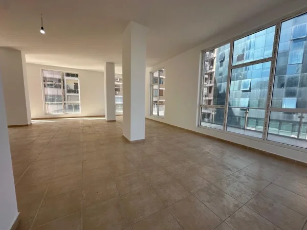 Tirane, jepet me qera ambjent biznesi Kati 3, 148 m² 2.500 € (Usluga, Stacioni i Trenit)