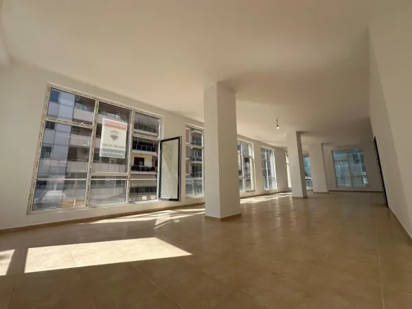 Tirane, jepet me qera ambjent biznesi Kati 3, 148 m² 2.500 € (Usluga, Stacioni i Trenit)