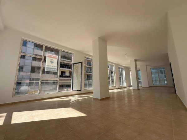 Tirane, jepet me qera ambjent biznesi Kati 3, 148 m² 2.500 € (Usluga, Stacioni i Trenit)