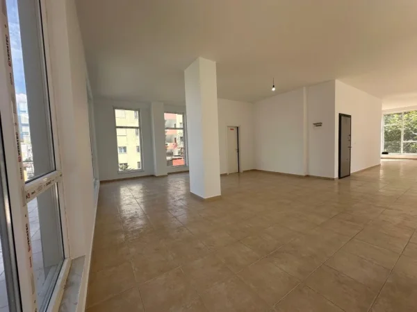 Tirane, jepet me qera ambjent biznesi Kati 3, 148 m² 2.500 € (Usluga, Stacioni i Trenit)