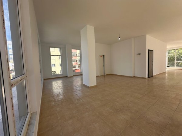 Tirane, jepet me qera ambjent biznesi Kati 3, 148 m² 2.500 € (Usluga, Stacioni i Trenit)