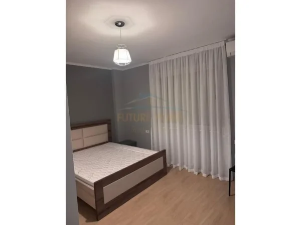 Tirane, jepet me qera apartament 3+1 Kati 2, 125 m² 900 € (Liqeni i Thate , Rruga Peti)