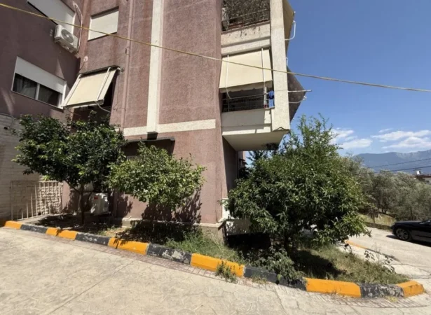jepet me qera apartament 2+1+Ballkon Kati 1, 70 m² 650 € (Rruga Peti)