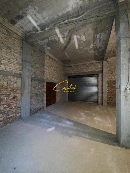 Tirane, jepet me qera ambjent biznesi Kati 0, 131 m² 750 € (KOMBINAT)