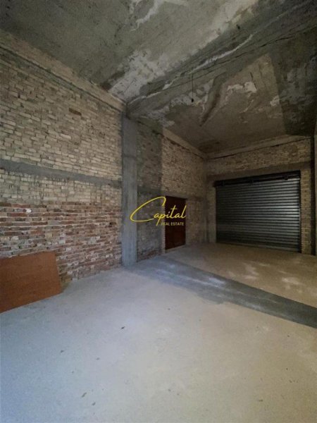 Tirane, jepet me qera ambjent biznesi Kati 0, 131 m² 750 € (KOMBINAT)