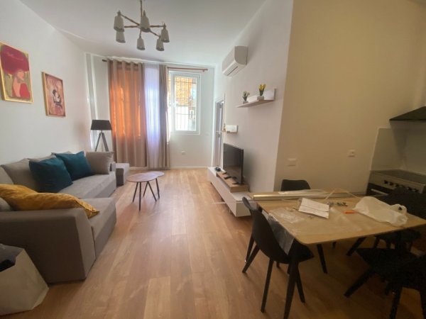 Tirane, jap me qera apartament 1+1 Kati 1, 70 m² 700 € (pazari iri)