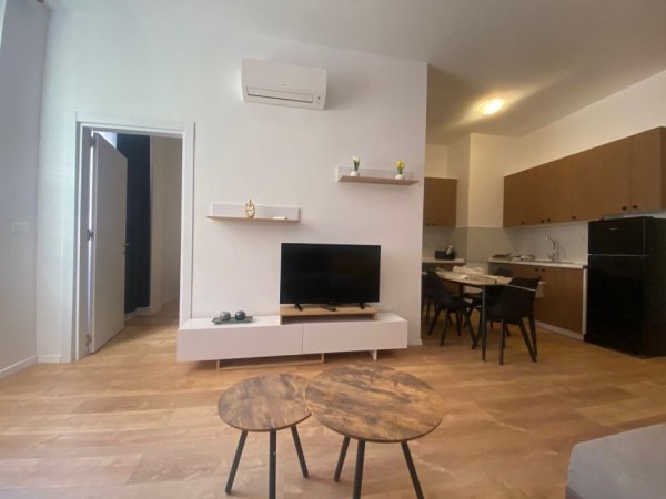 Tirane, jap me qera apartament 1+1 Kati 1, 70 m² 700 € (pazari iri)