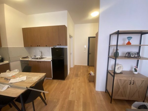 Tirane, jap me qera apartament 1+1 Kati 1, 70 m² 700 € (pazari iri)