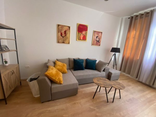 Tirane, jap me qera apartament 1+1 Kati 1, 70 m² 700 € (pazari iri)