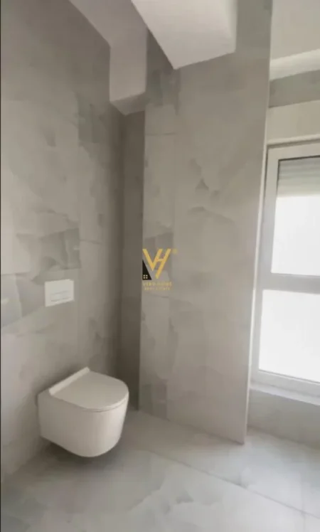 Tirane, jepet me qera apartament 3+1+Ballkon Kati 4, 120 m² 600 € (ALI DEMI)