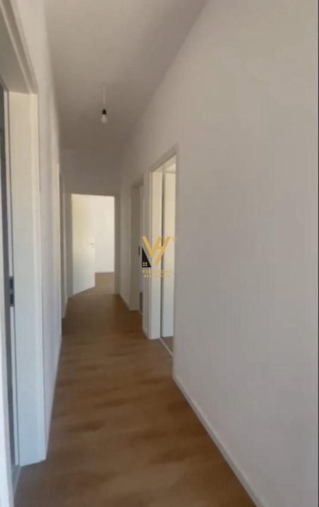 Tirane, jepet me qera apartament 3+1+Ballkon Kati 4, 120 m² 600 € (ALI DEMI)