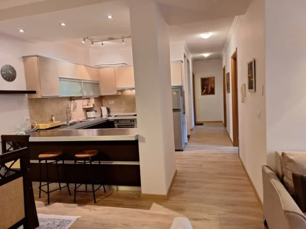 Tirane, jepet me qera apartament 2+1 Kati 5, 94 m² 900 € (Bllok , Prane Sheshi Willson)
