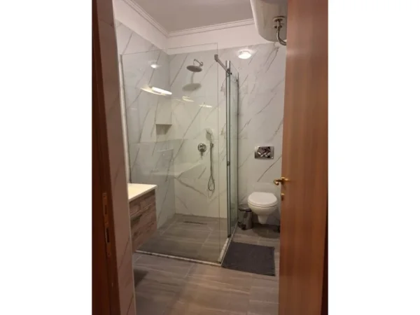 Tirane, jepet me qera apartament 2+1 Kati 5, 94 m² 900 € (Bllok , Prane Sheshi Willson)