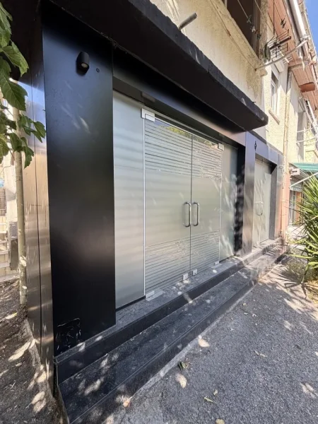 Tirane, jepet me qera apartament 2+1 Kati 0, 80 m² 700 € (Rruga emil legrand)
