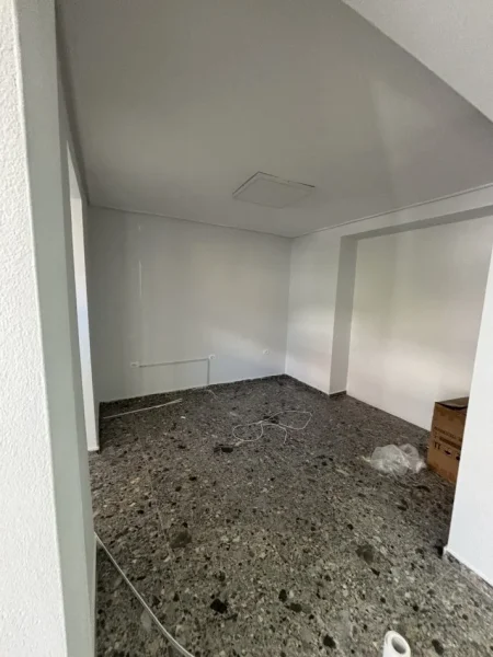Tirane, jepet me qera apartament 2+1 Kati 0, 80 m² 700 € (Rruga emil legrand)