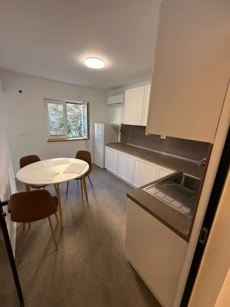 Tirane, jepet me qera zyre Kati 2, 130 m² 2.000 € (Zogu i Zi)