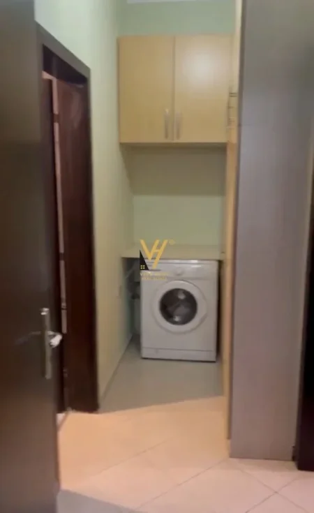 Tirane, jepet me qera apartament 1+1+Ballkon Kati 5, 75 m² 500 € (SELITE)