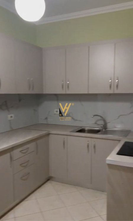 Tirane, jepet me qera apartament 1+1+Ballkon Kati 5, 75 m² 500 € (SELITE)