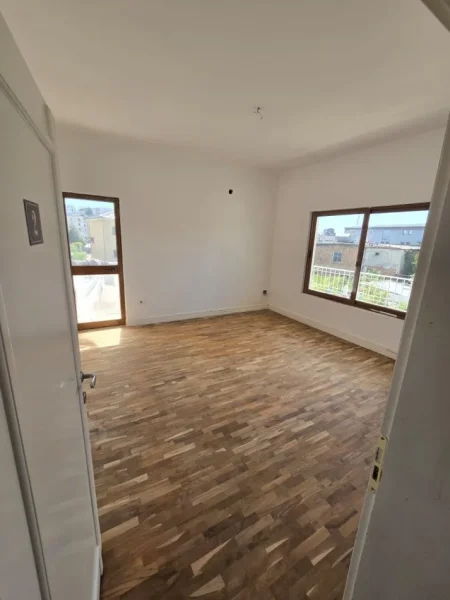Tirane, jepet me qera ambjent biznesi Kati 3, 580 m² 1.700 € (Shkolla e Bashkuar)