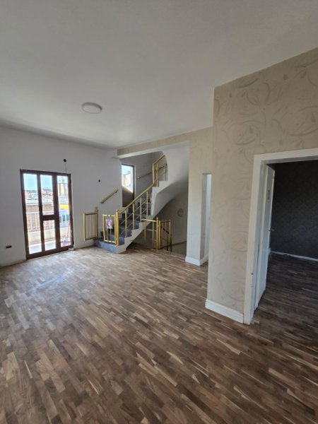 Tirane, jepet me qera ambjent biznesi Kati 3, 580 m² 1.700 € (Shkolla e Bashkuar)