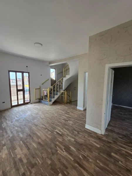 Tirane, jepet me qera ambjent biznesi Kati 3, 580 m² 1.700 € (Shkolla e Bashkuar)