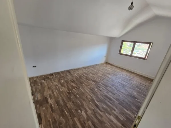 Tirane, jepet me qera ambjent biznesi Kati 3, 580 m² 1.700 € (Shkolla e Bashkuar)
