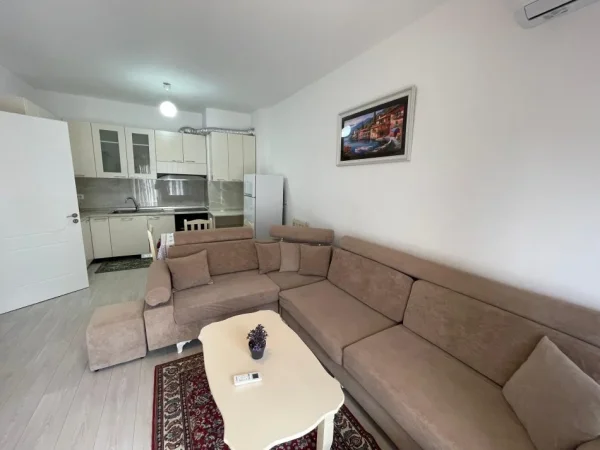 Tirane, jepet me qera apartament 3+1 Kati 5, 100 m² 600 € (KINOSTUDIO)