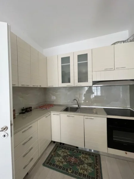 Tirane, jepet me qera apartament 3+1 Kati 5, 100 m² 600 € (KINOSTUDIO)