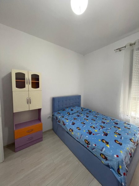 Tirane, jepet me qera apartament 3+1 Kati 5, 100 m² 600 € (KINOSTUDIO)
