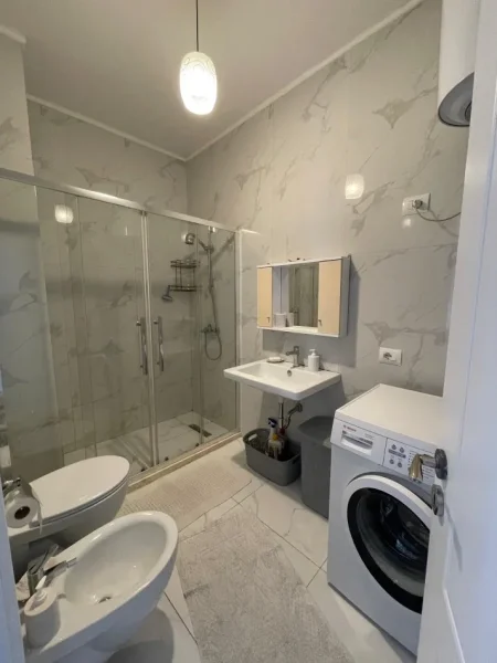 Tirane, jepet me qera apartament 3+1 Kati 5, 100 m² 600 € (KINOSTUDIO)