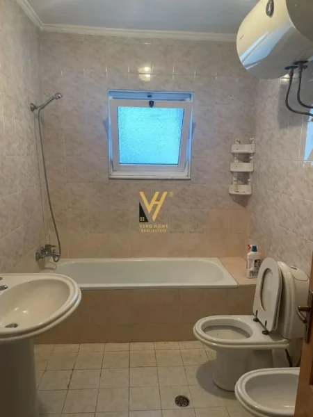 Tirane, jepet me qera apartament 2+1+Ballkon Kati 6, 110 m² 700 € (LAPRAKE)