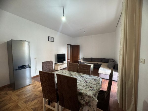 Tirane, jepet me qera apartament 2+1+Ballkon Kati 2, 100 m² 500 € (Rruga 5 Maji)